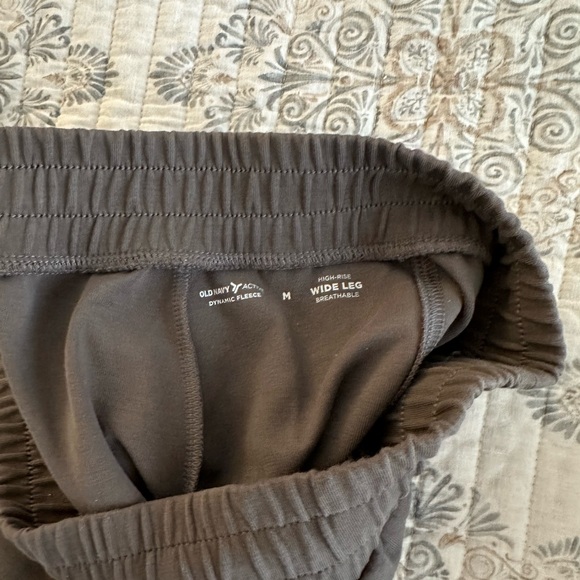 Old navy wide leg dynamic fleece sweatpants - Picture 2 of 2